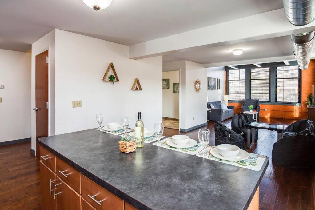 Centric Modern Loft W/ King Beds & Smart Gametable Rochester Exterior foto